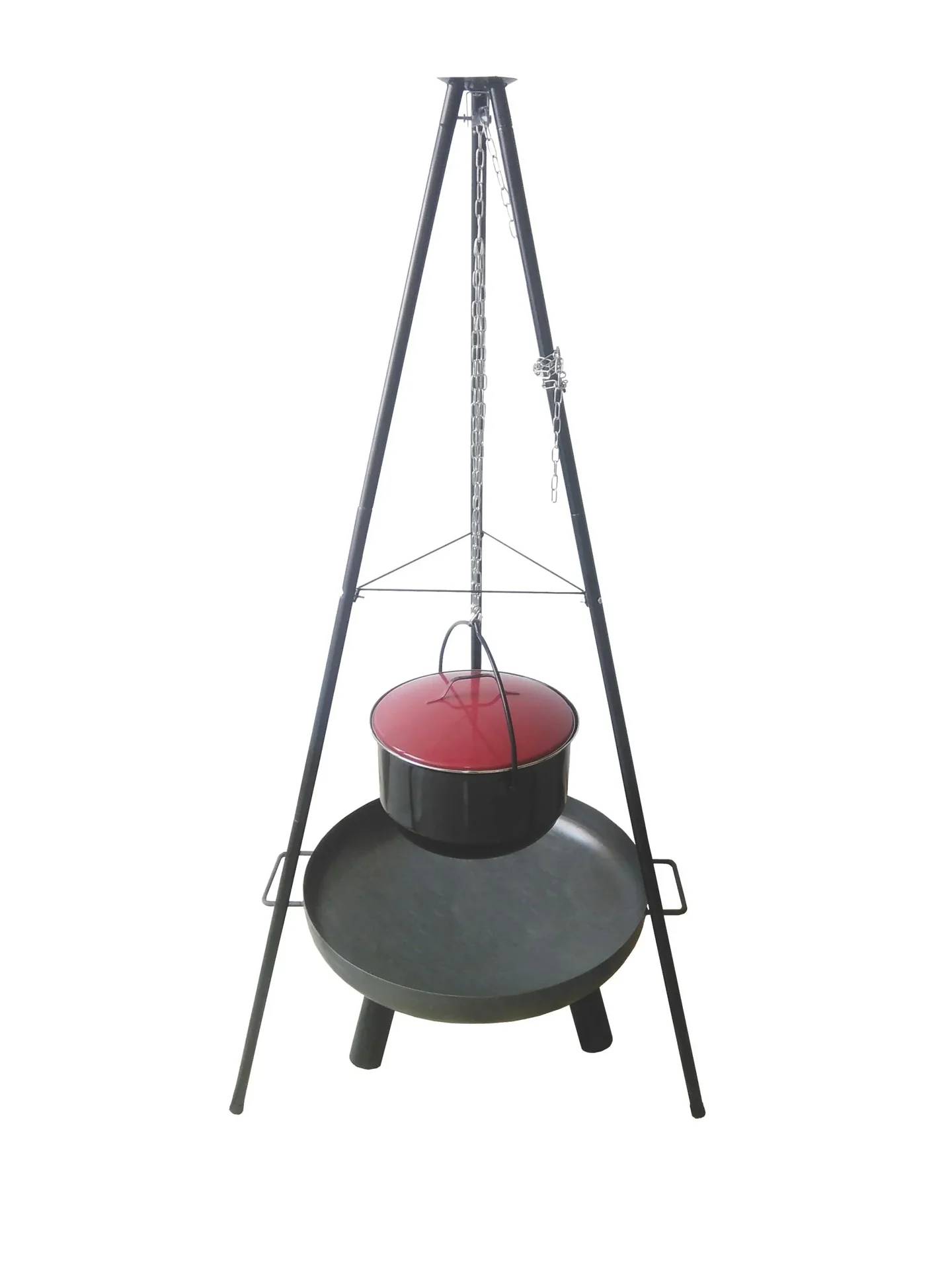 Ein schwarzer Metallstativ stützt einen hängenden Topf mit einem roten Deckel über einer flachen, runden Feuerstelle, wahrscheinlich für die Zubereitung von Speisen im Freien oder zum Campen.