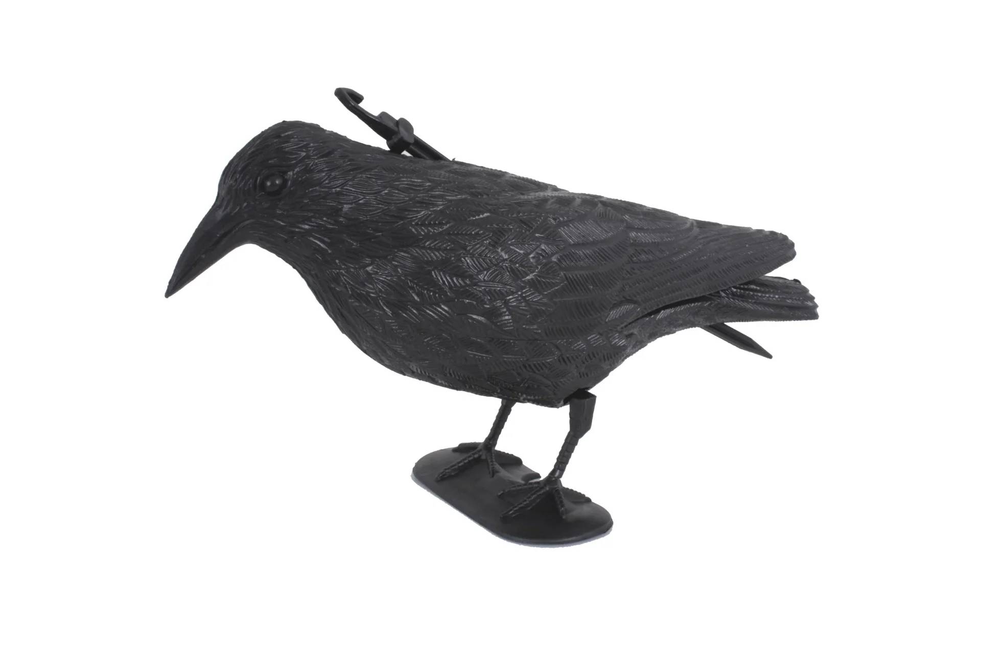 Ein realistisches schwarzes Vogelattrappe mit detaillierten Federstrukturen, die auf einer flachen Basis steht.