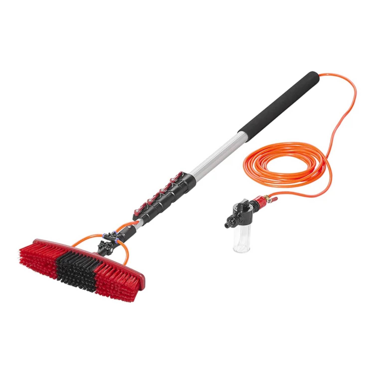 Ein rot-schwarzer ausziehbarer Bürstenkopf mit angeschlossenem Schlauch und Wasserventil, entwickelt zum Reinigen von Fenstern oder anderen schwer erreichbaren Oberflächen.
