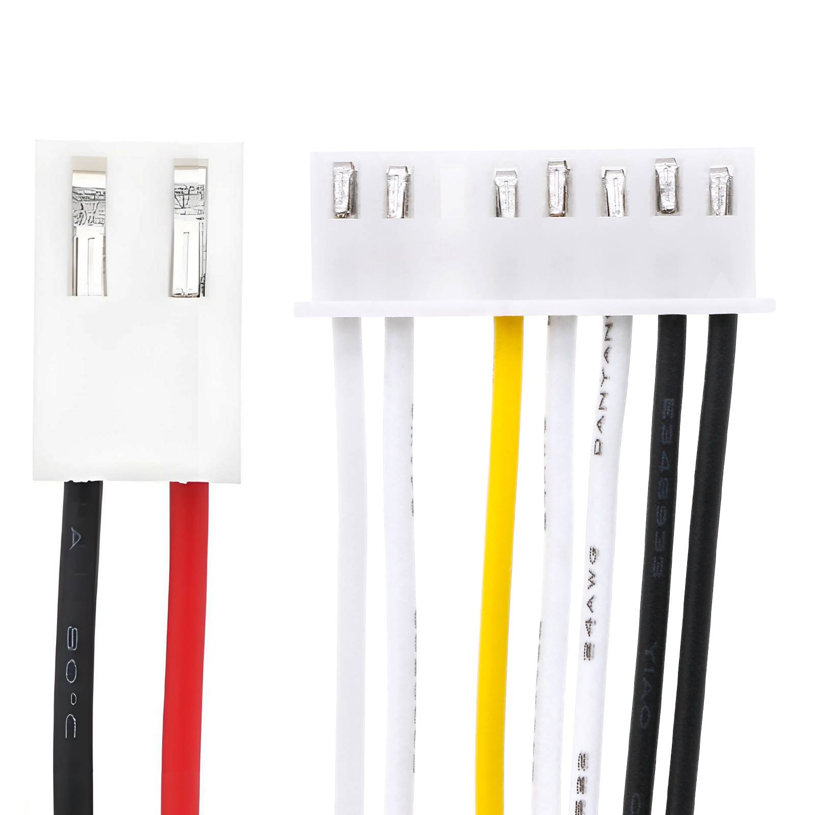 Nahaufnahme von weißen Kunststoff-Elektroverbindern mit mehreren farbigen Kabeln: rot, schwarz, weiß, gelb und grau, verwendet für Verkabelung.
