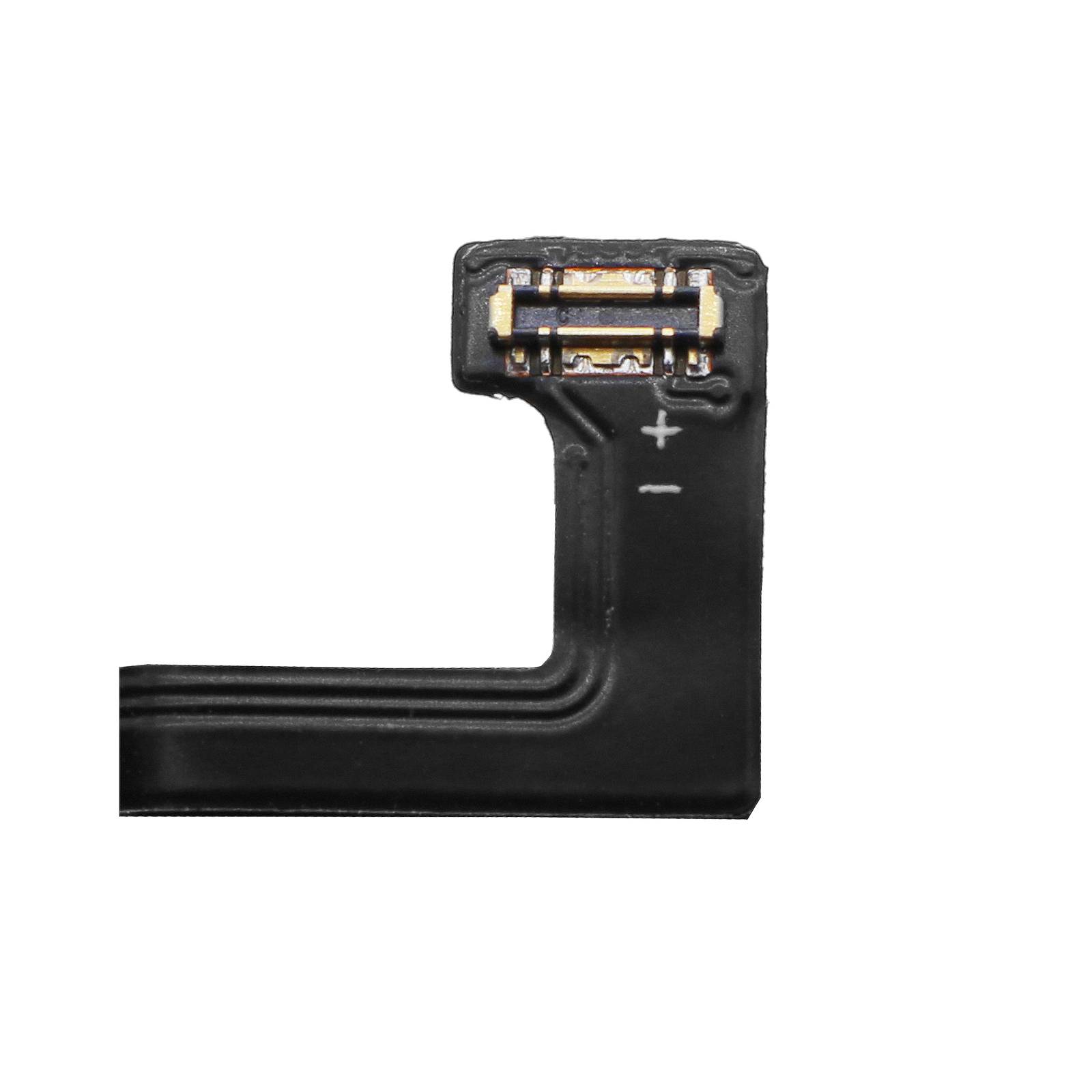 Eine Nahaufnahme eines schwarzen elektronischen Anschlusses mit Kupferkontakten, die eine Winkelbauform und Plus-Minus-Markierungen zeigt.