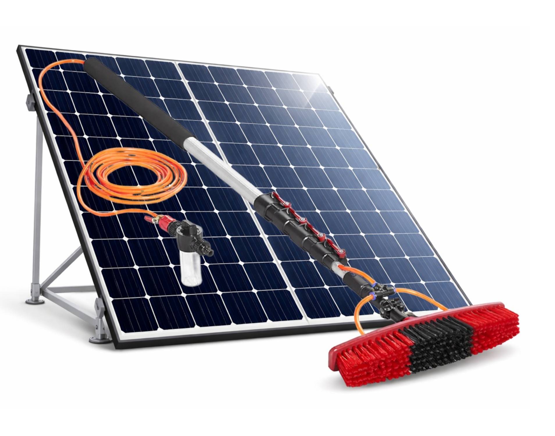 Ein Solarreinigungswerkzeug mit langem Griff und Bürste, das auf einem Solarpanel ruht und Wartungsausrüstung für Solarenergiesysteme veranschaulicht.