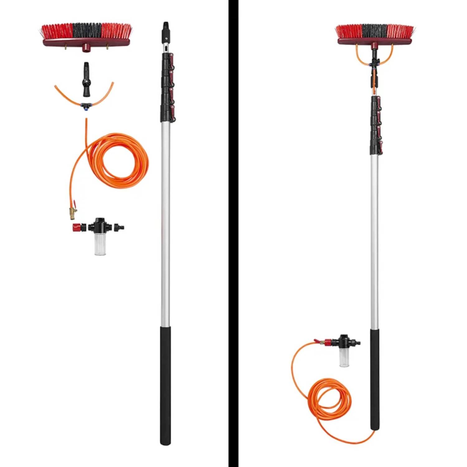 Teleskop-Wasserpinsel mit orangefarbenem Schlauch und Düsenaufsätzen, entwickelt zum Reinigen von hohen Oberflächen.