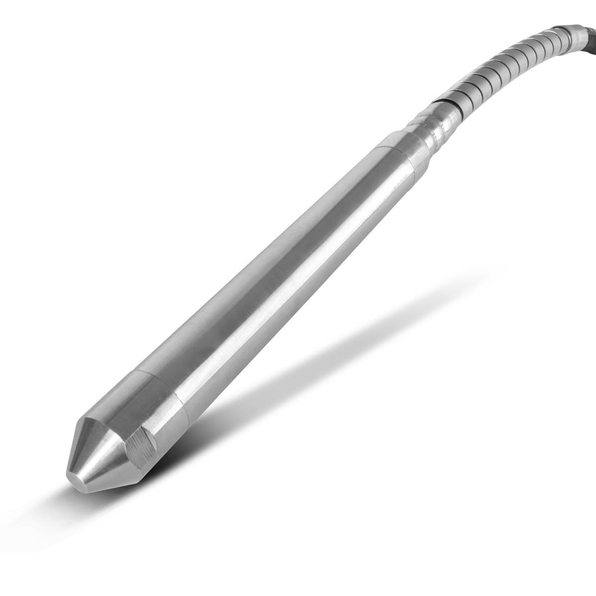 Ein metallisches, zylindrisches Werkzeug mit verjüngtem Ende und segmentiertem Griff, wahrscheinlich für industrielle oder technische Anwendungen verwendet.