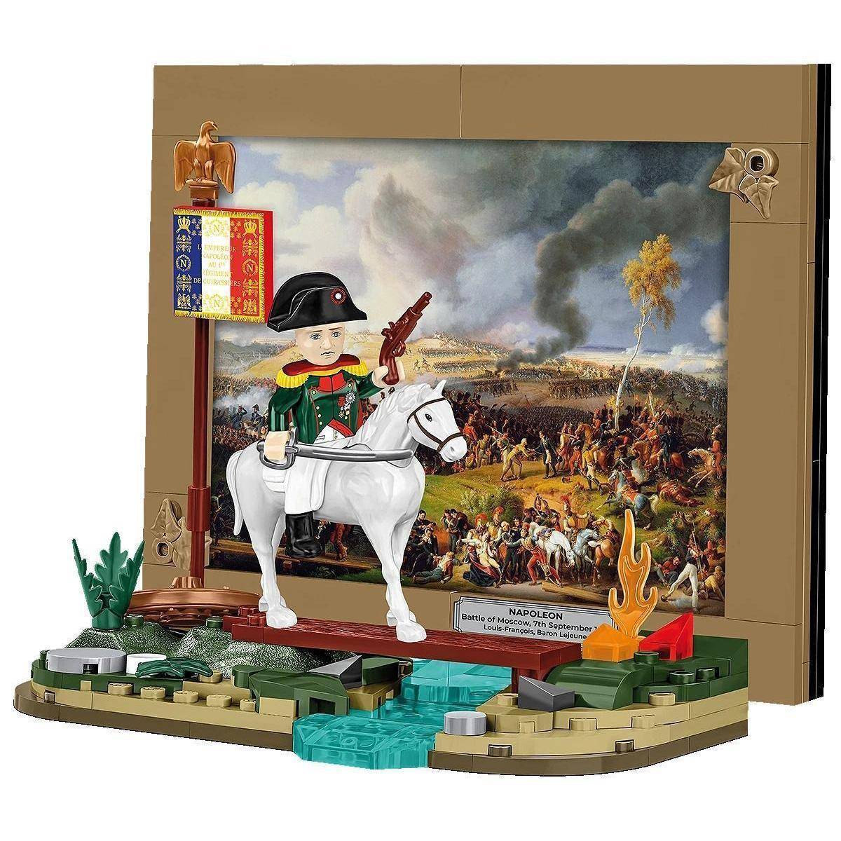 Spielzeugfigur eines historischen Offiziers auf einem weißen Pferd, vor einem detaillierten Schlachtgemälde platziert, das eine Kriegsszene darstellt.