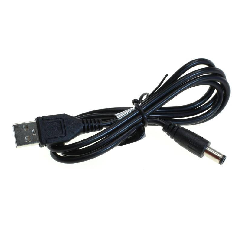 Ein schwarzes USB-zu-Gleichstrom-Netzkabel, aufgewickelt und auf einem weißen Hintergrund isoliert, wobei beide Anschlüsse deutlich sichtbar sind.