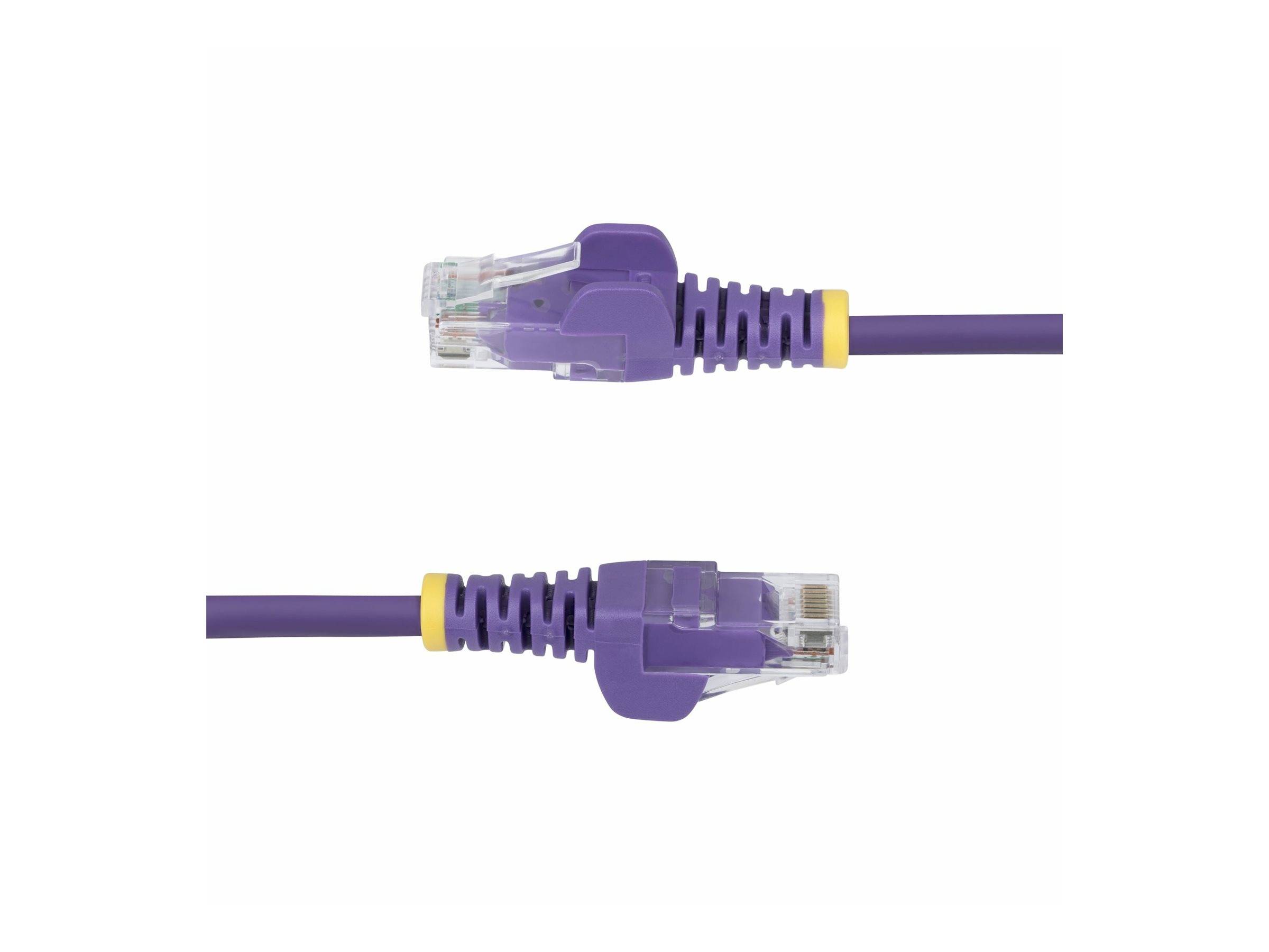 Zwei violette Ethernet-Kabel mit transparenten RJ45-Steckern, horizontal auf weißem Hintergrund angezeigt.