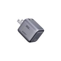 Aukey 30W USB-C Wandladegerät mit klappbaren Steckern, kompaktes Design für Reisen und schnelles Laden.