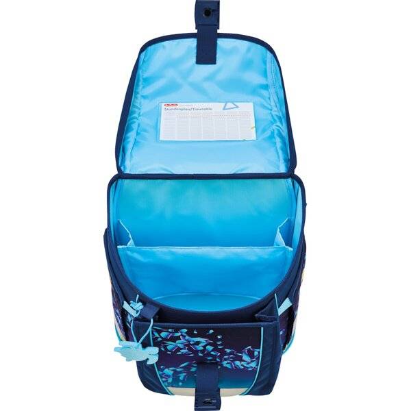 Offener blauer Rucksack mit mehreren Reißverschlussfächern und einer Netztasche, vor weißem Hintergrund dargestellt.