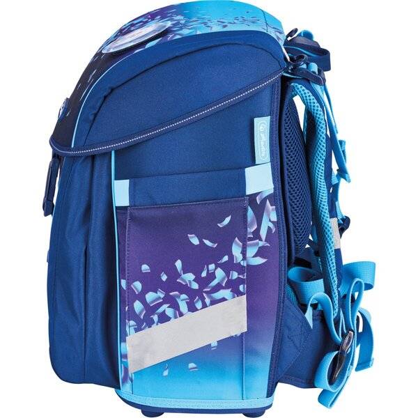 Blauer Kinderrucksack mit gemustertem Frontpanel, Seitentasche und gepolsterten Schultergurten auf weißem Hintergrund