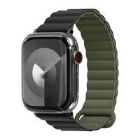 Eine Smartwatch mit einem schwarzen rechteckigen Gehäuse, minimalistischer Uhrenanzeige und einem grünen gerippten Armband, von einem schrägen Winkel aus betrachtet.