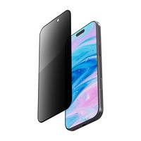 Ein schlankes Smartphone mit einem lebendigen blau-rosa wirbelnden Hintergrund auf dem Display, teilweise verdeckt von einer glänzenden Displayschutzfolie.