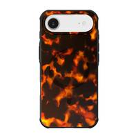Ein Smartphone mit einer Handyhülle im Schildpatt-Muster, die wirbelnde orange, gelbe und schwarze Farben aufweist.