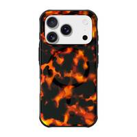 iPhone mit einer Schildpatt-gemusterten Hülle, die ein flammenartiges Orange und Schwarz im Design hervorhebt und die Drei-Kamera-Anordnung betont.