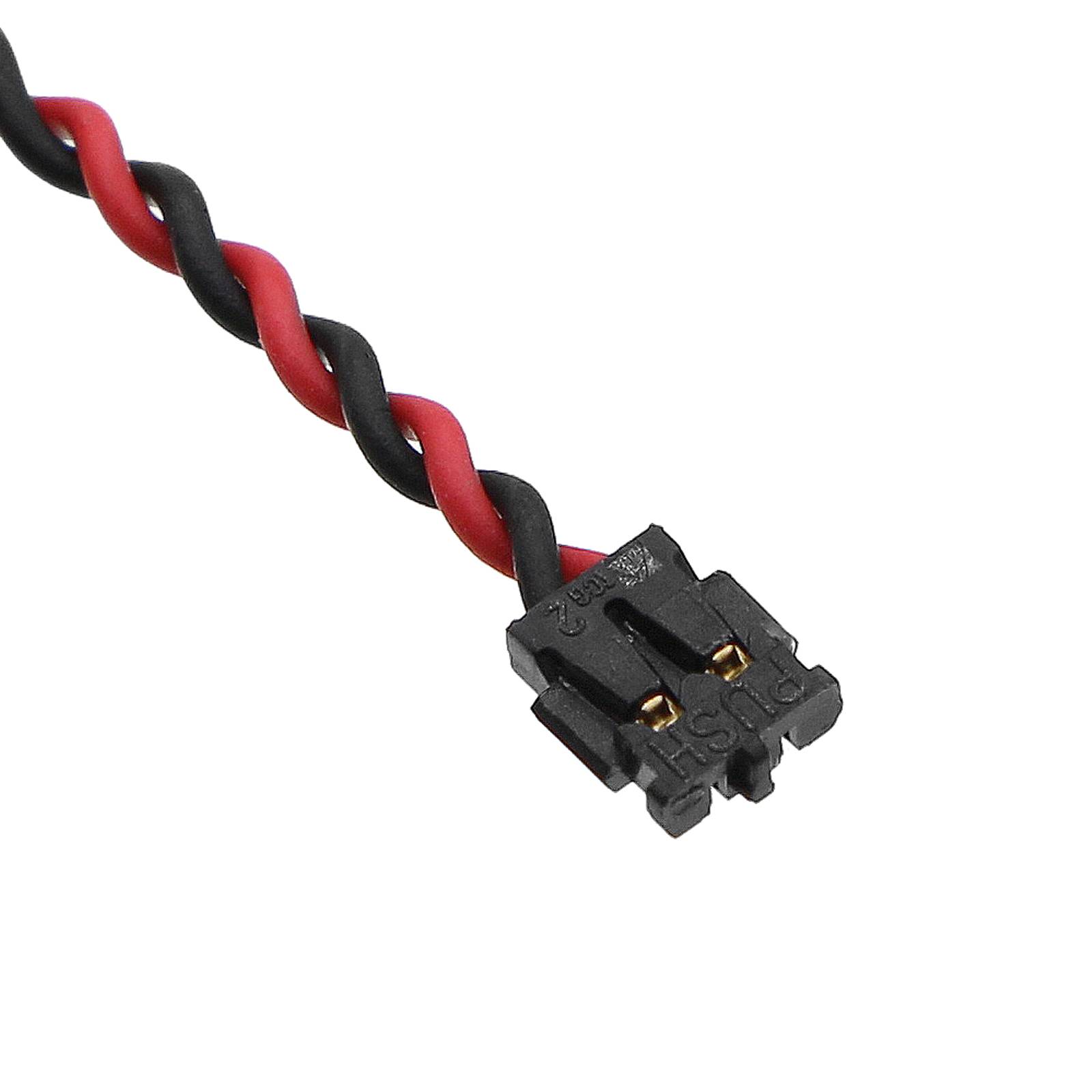 Ein schwarzer und roter gedrehter Draht, der in einem Zweipol-Stecker endet, der für kleine Elektronikprojekte und Hobby-Anwendungen verwendet wird.