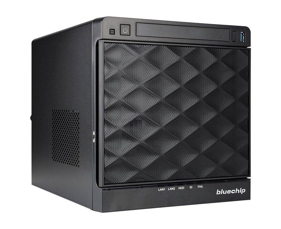 Geräte des Markennamens 'Bluechip' für Netzwerkspeicher mit schwarzem strukturiertem Frontpanel, mehreren Indikatorleuchten und USB-Anschluss oben rechts.