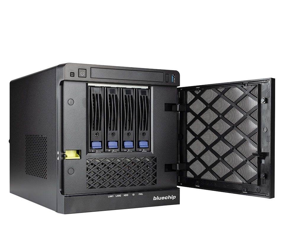 Schwarzer Kasten mit offenem Frontpanel, das mehrere Festplattenschächte und Lüftungsgitter zeigt, mit bluechip beschriftet.
