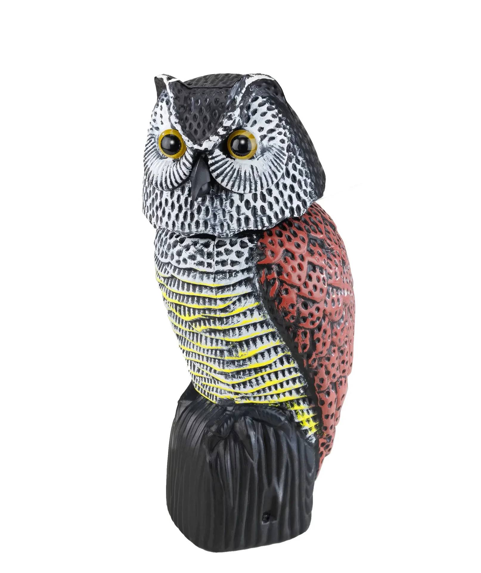 Eine dekorative Kunststoff-Eule mit einer strukturierten, detaillierten Musterung sitzt aufrecht, mit einer Mischung aus roten, gelben und weißen Farben.