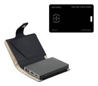 Ein schwarzer Kartenhalter mit integriertem Powerbank, ausgestattet mit mehreren USB-Anschlüssen, geöffnet dargestellt. Eine schwarze Karte mit der Aufschrift „swisstech