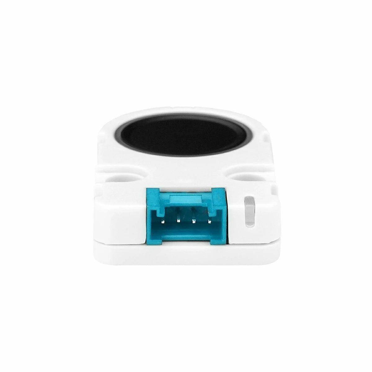 Ein weißer elektronischer Sensor mit einem blauen Anschlussport, verwendet zur Abstandsmessung.