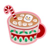Eine festliche Tasse heiße Schokolade mit einem Zuckerstange und einem Marshmallow-Schneemann-Gesicht, dekoriert mit Stechpalme und Weihnachtsbäumen.