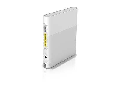 Ein weißer WLAN-Router mit vier gelben Ethernet-Anschlüssen, einem USB-Anschluss und Stromversorgung wird aufrecht auf einer ebenen Fläche stehend dargestellt.