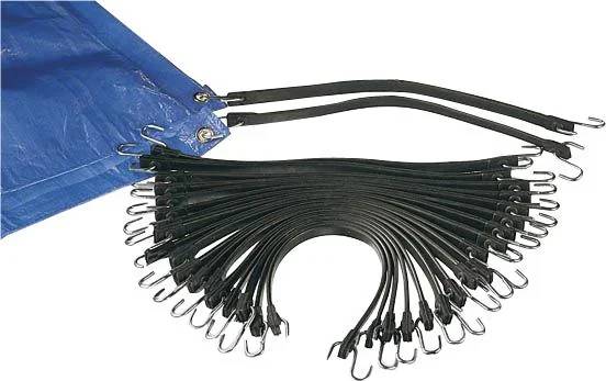 Ein Bündel schwarzer Spanngurte mit Haken ist unter einer Ecke einer blauen Plane mit Metallösen zusammengerafft.