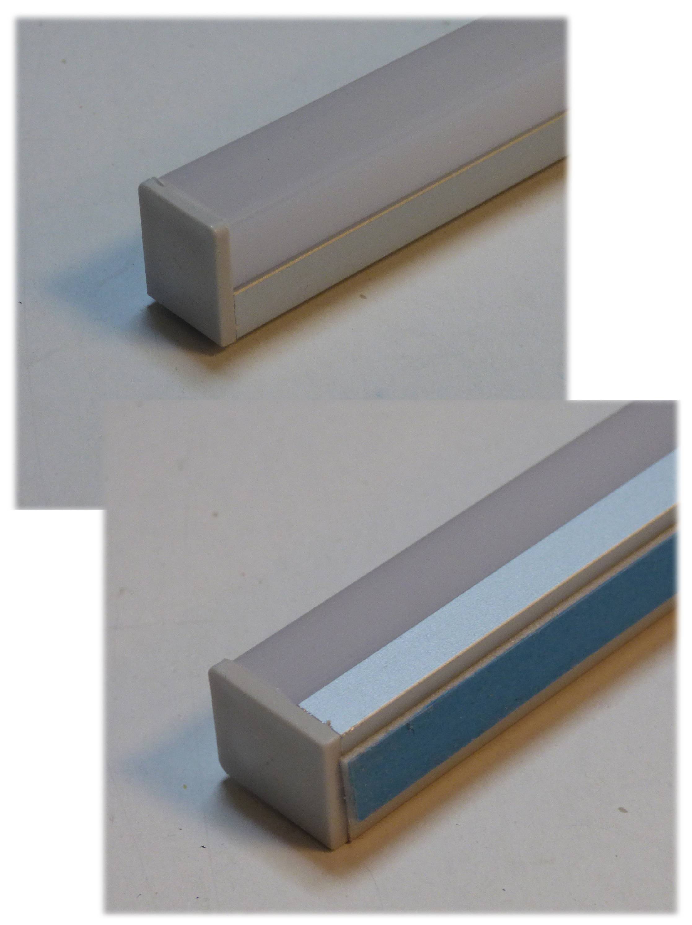 Ein rechteckiger, halbdurchsichtiger Lichtdiffusor mit einem reflektierenden Streifen auf der Unterseite, der für Decken- oder Wandleuchten verwendet wird.