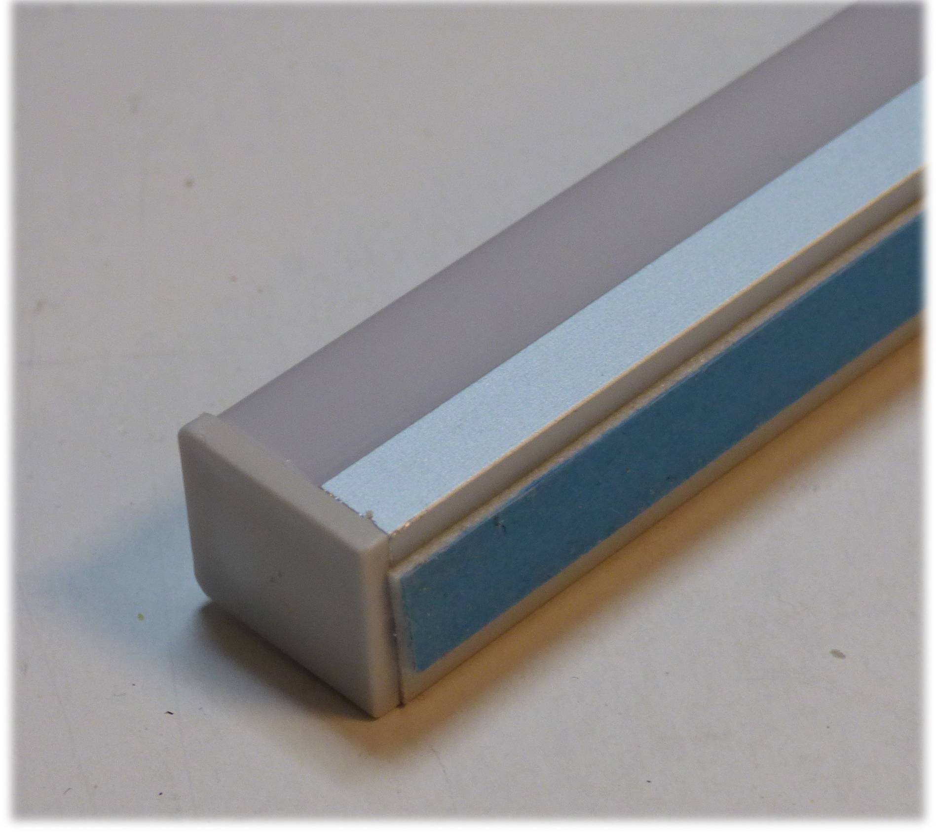 Eine rechteckige LED-Leuchte mit einer matten Abdeckung und einem Aluminiumgehäuse, die ein modernes und minimalistisches Design aufweist.