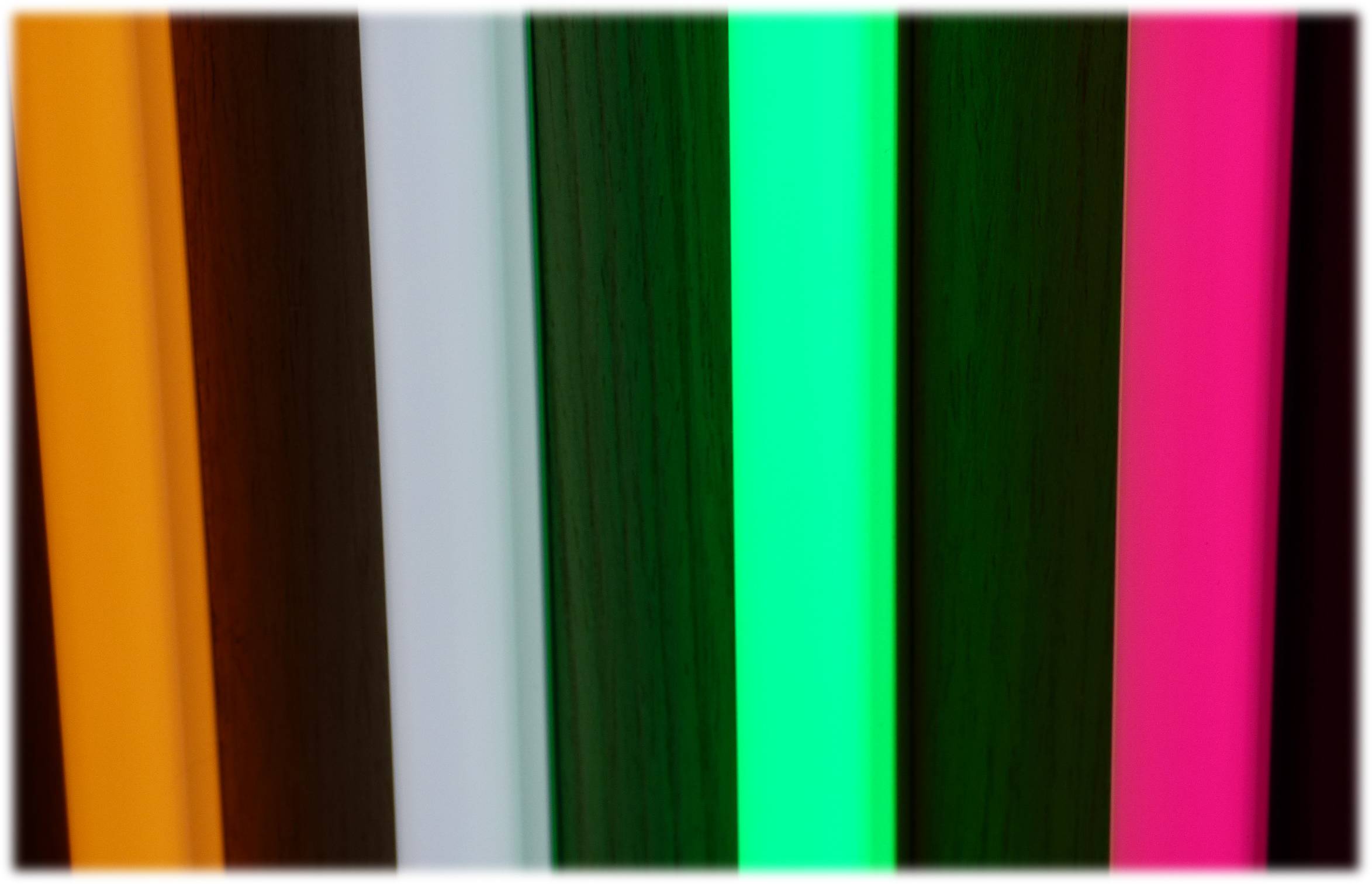 Vertikales Panel mit abwechselnden Streifen in Braun, Weiß, Grün und Dunkelgrün. Der grüne Streifen strahlt ein weiches Leuchten aus.