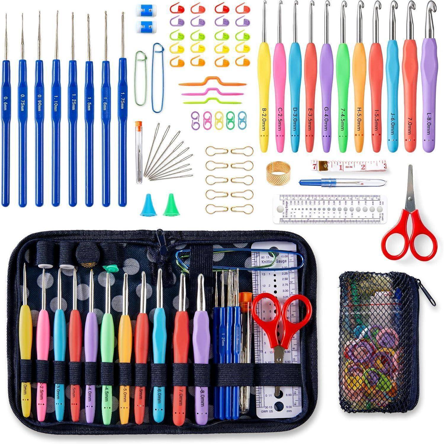 Häkel-Set mit verschiedenfarbigen Häkelnadeln, Maßband, Nadeln, Maschenmarkierern, Schere und Reißverschlusstasche.
