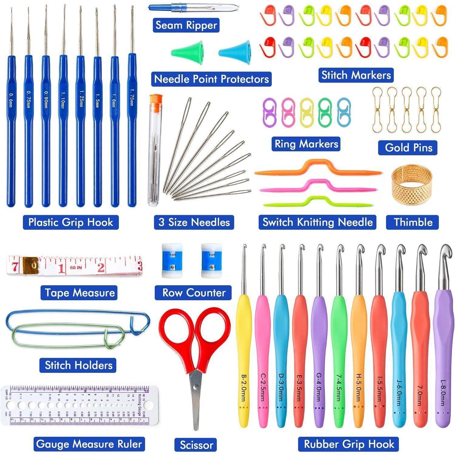 Verschiedene Häkel- und Strickutensilien wie Häkelnadeln, Maschenmarkierer, Nadelschützer, Maßband, Reihen-Zähler, Schere und Nadeln.