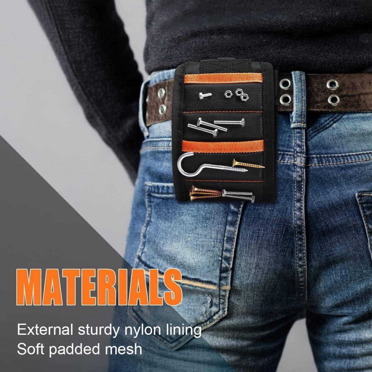 Eine Person trägt Jeans mit einem Gürtel, an dem eine Nylon-Werkzeugtasche mit verschiedenen kleinen Werkzeugen befestigt ist. Text lautet: 