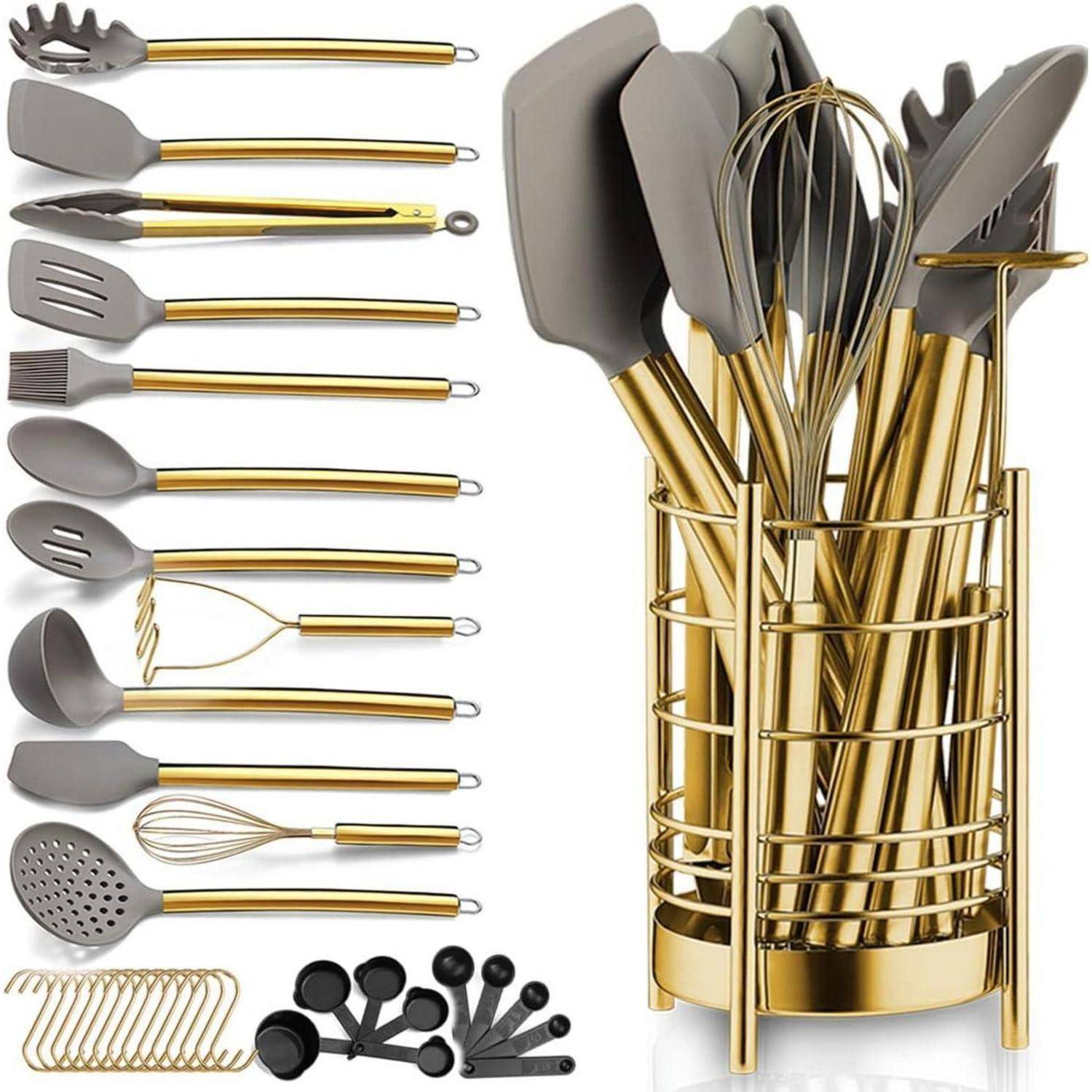 Ein Satz Küchenutensilien, der Pfannenwender, Schöpflöffel, einen Schneebesen und Messlöffel mit goldenen Griffen umfasst, präsentiert in einem Halter.