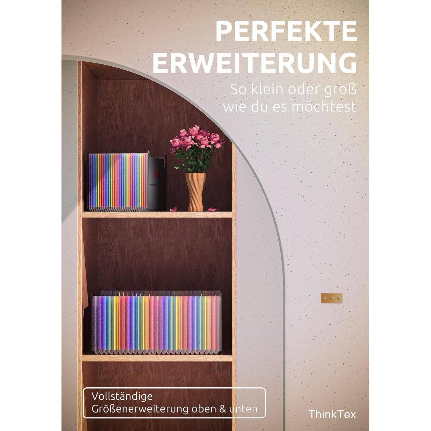 Ein Holzregal mit bunten Ablageordnern und einer Zimmerpflanze. Der Text lautet: 'PERFEKTE ERWEITERUNG So klein oder groß wie du es möchtest'.