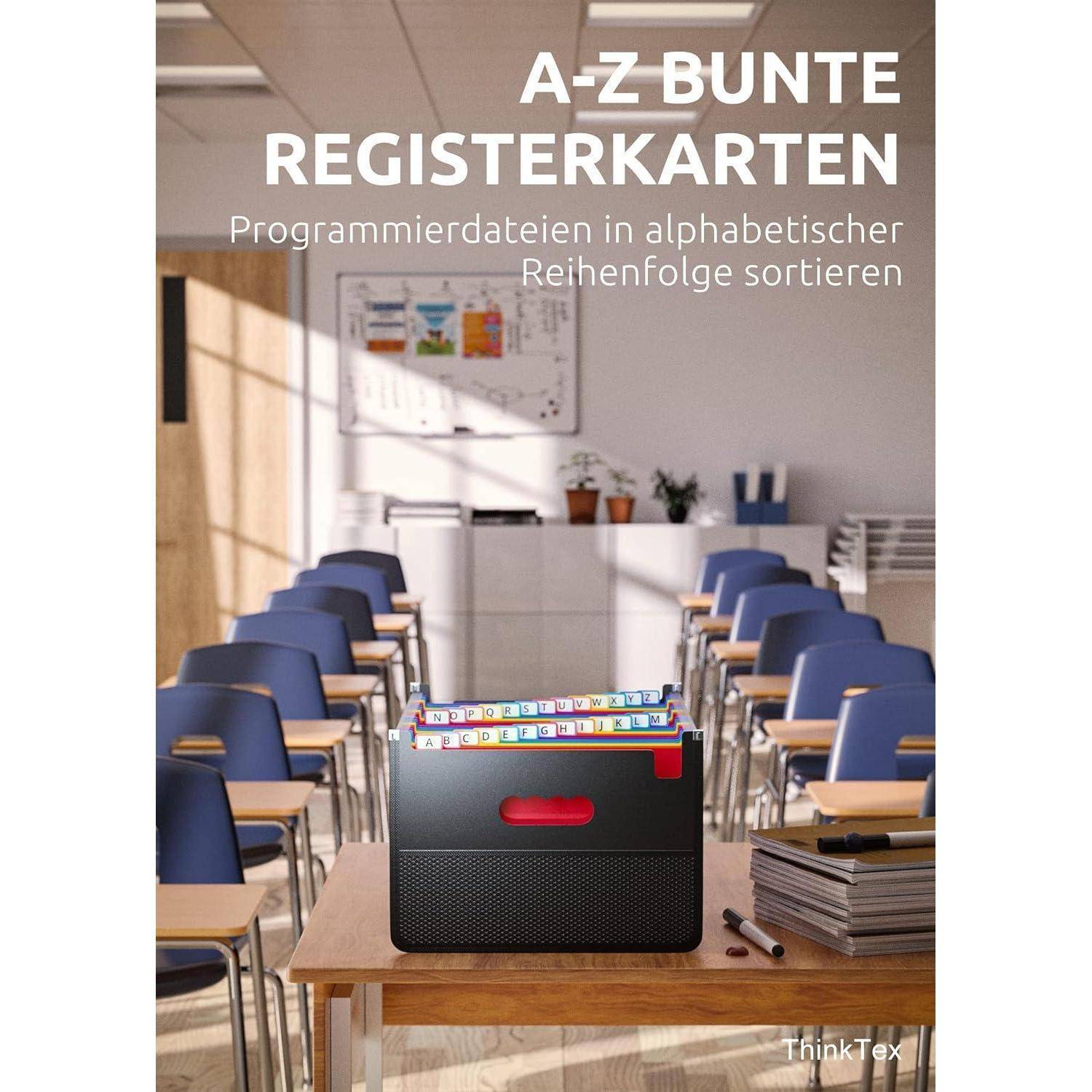 Ein ordentliches Klassenzimmer mit blauen Stühlen, einem Holztisch und einer Ablage mit der Beschriftung „A-Z Bunte Registerkarten
