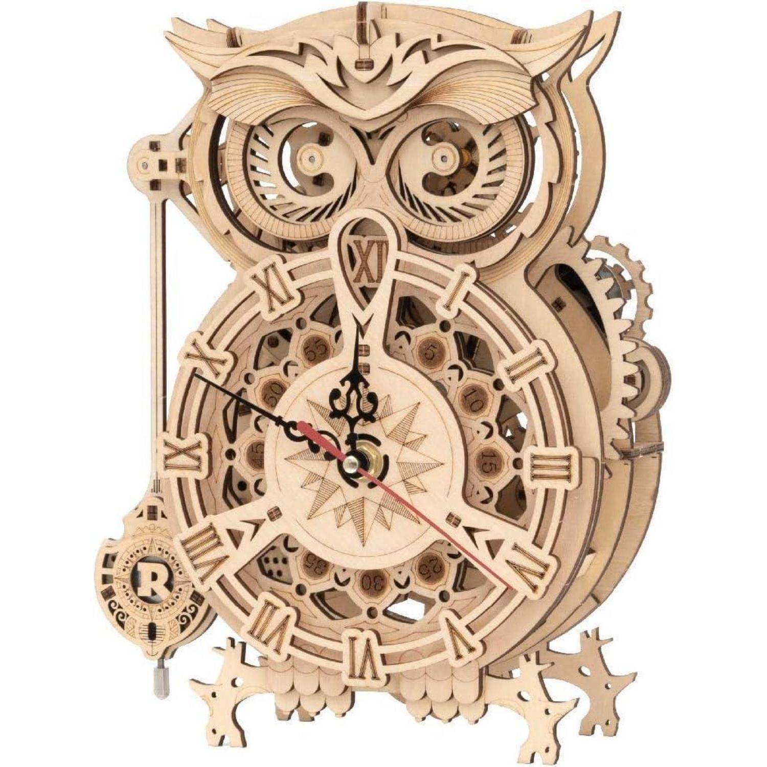 Eine detaillierte Holzuhr in Eulenform mit sichtbaren Zahnrädern und römischen Ziffern, die Handwerkskunst und Design hervorhebt.