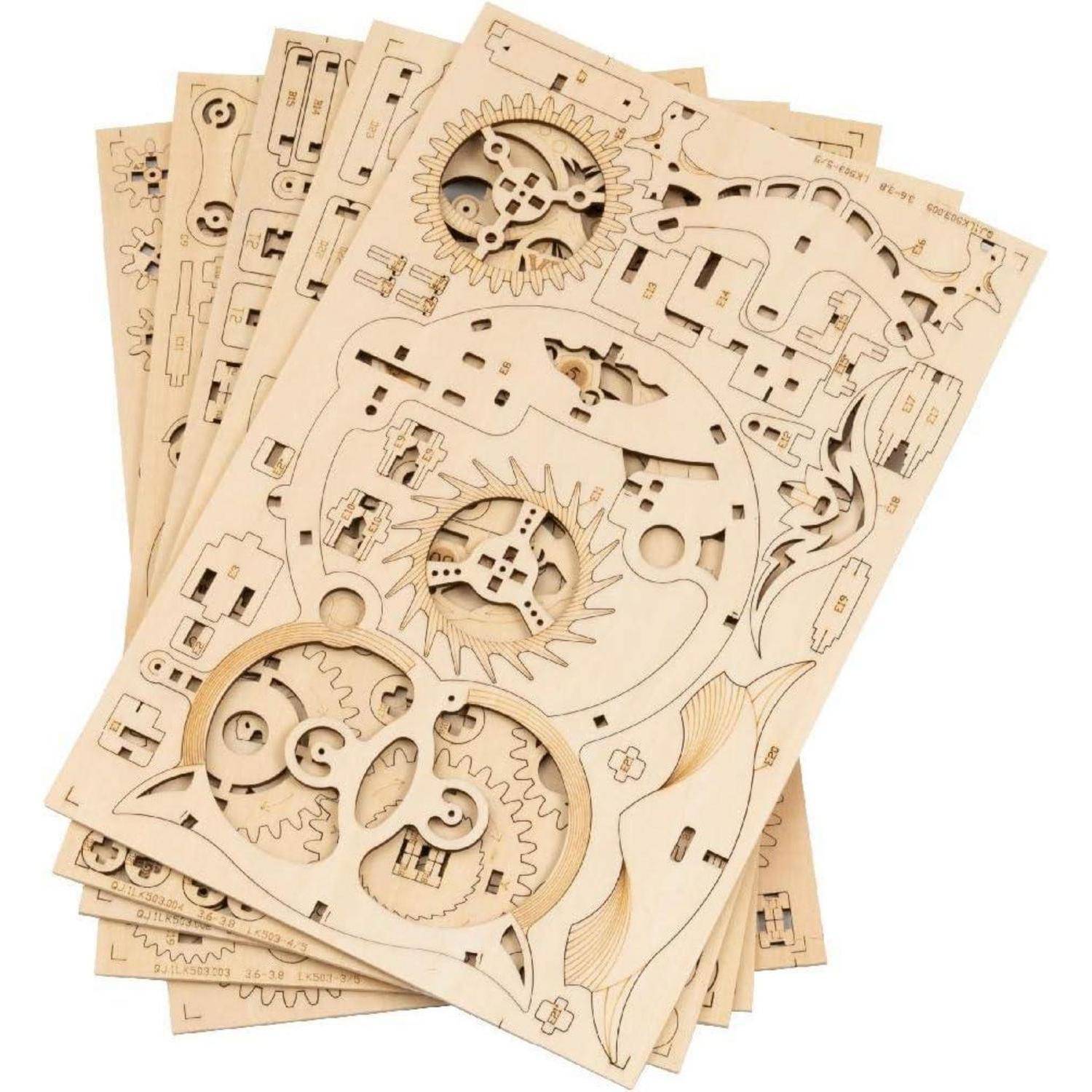 Holzbausatz-Blätter mit ineinandergreifenden Zahnrädern und Puzzleteilen, bereit zur Montage zu einer mechanischen Konstruktion.