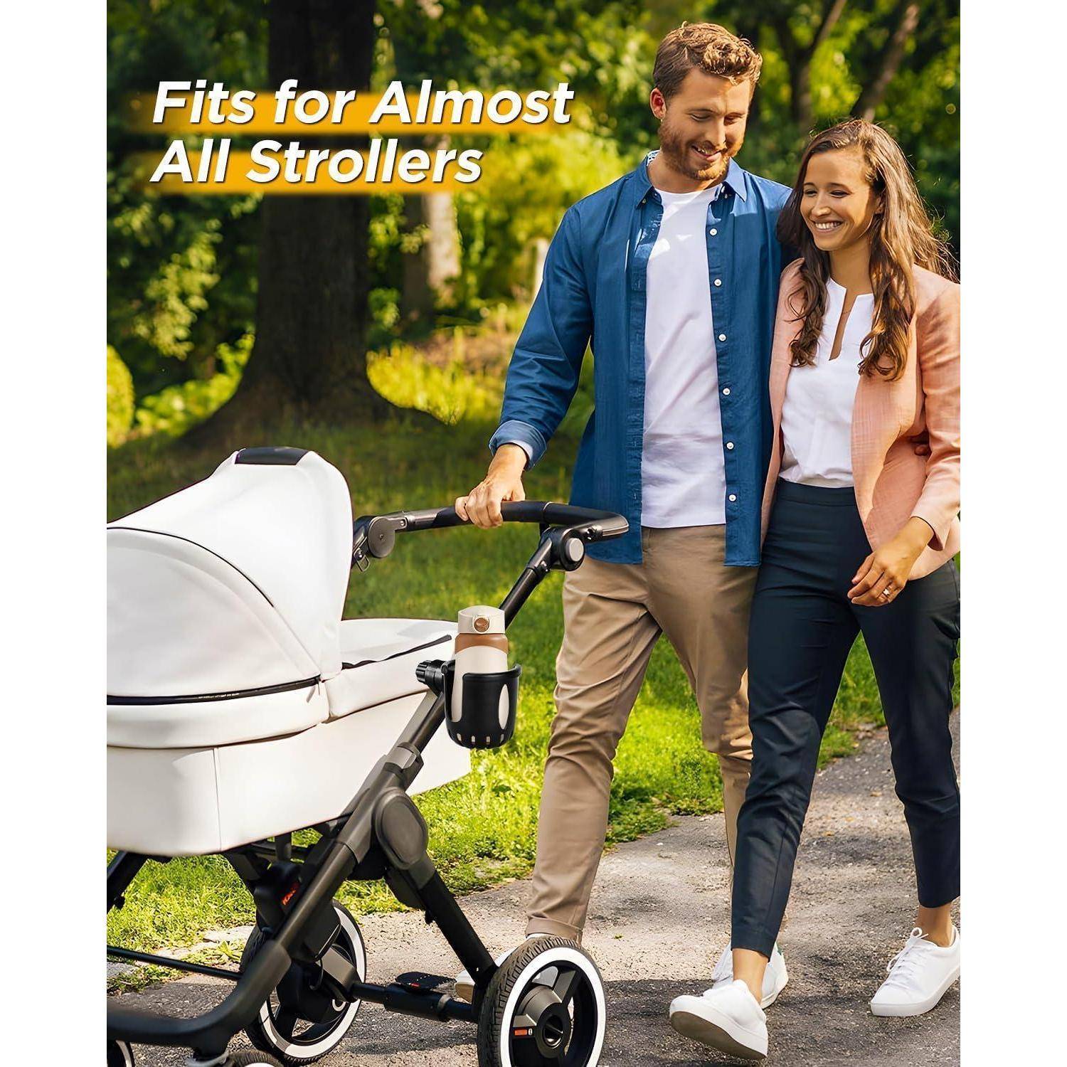 Ein glückliches Paar spaziert in einem Park neben einem Kinderwagen mit angebrachtem Becherhalter. Text lautet: 'Passt für fast alle Kinderwagen'.