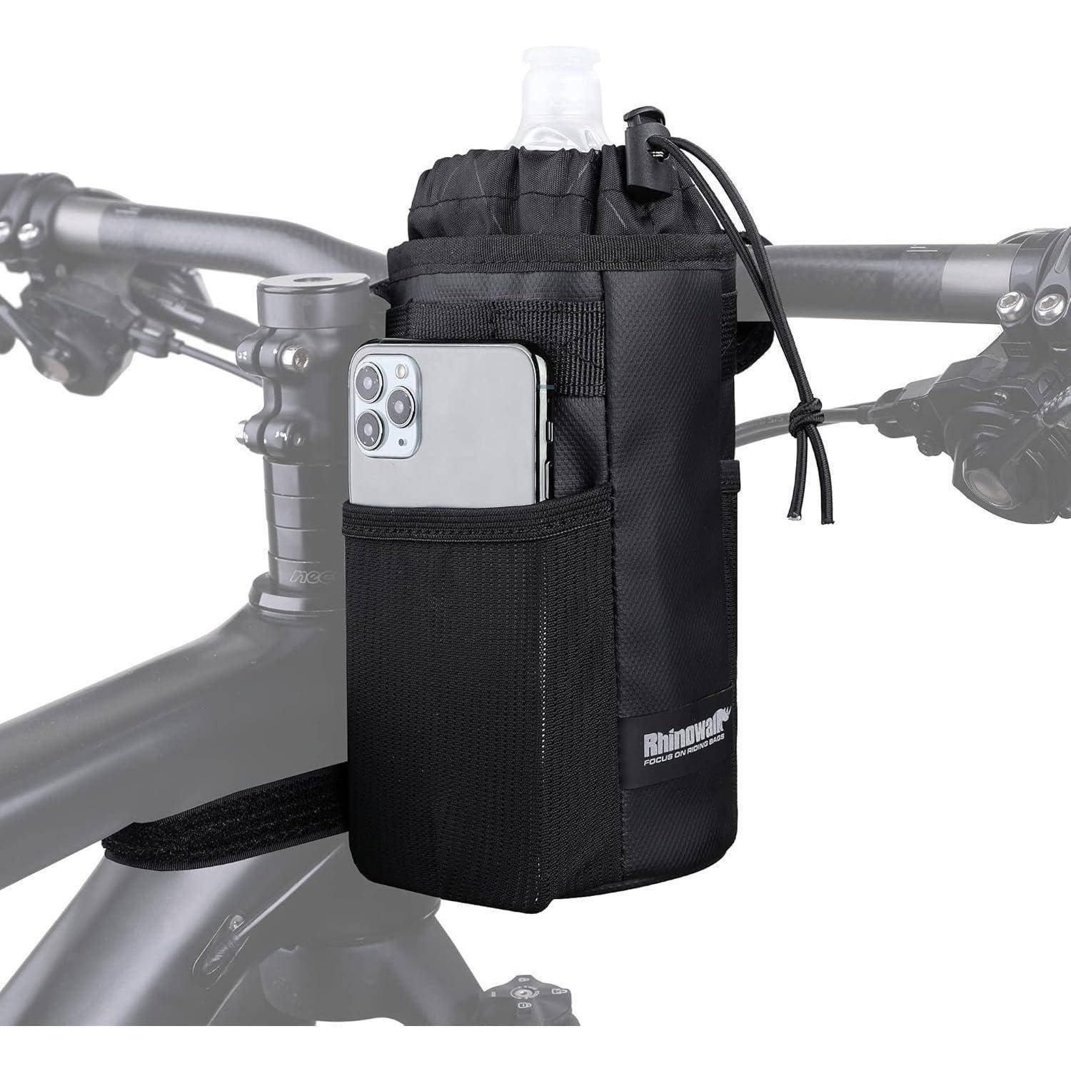Ein schwarzer Fahrrad-Lenkradflaschenhalter mit einem Smartphone in der vorderen Tasche, an den Fahrradlenkern befestigt, mit einer Wasserflasche.