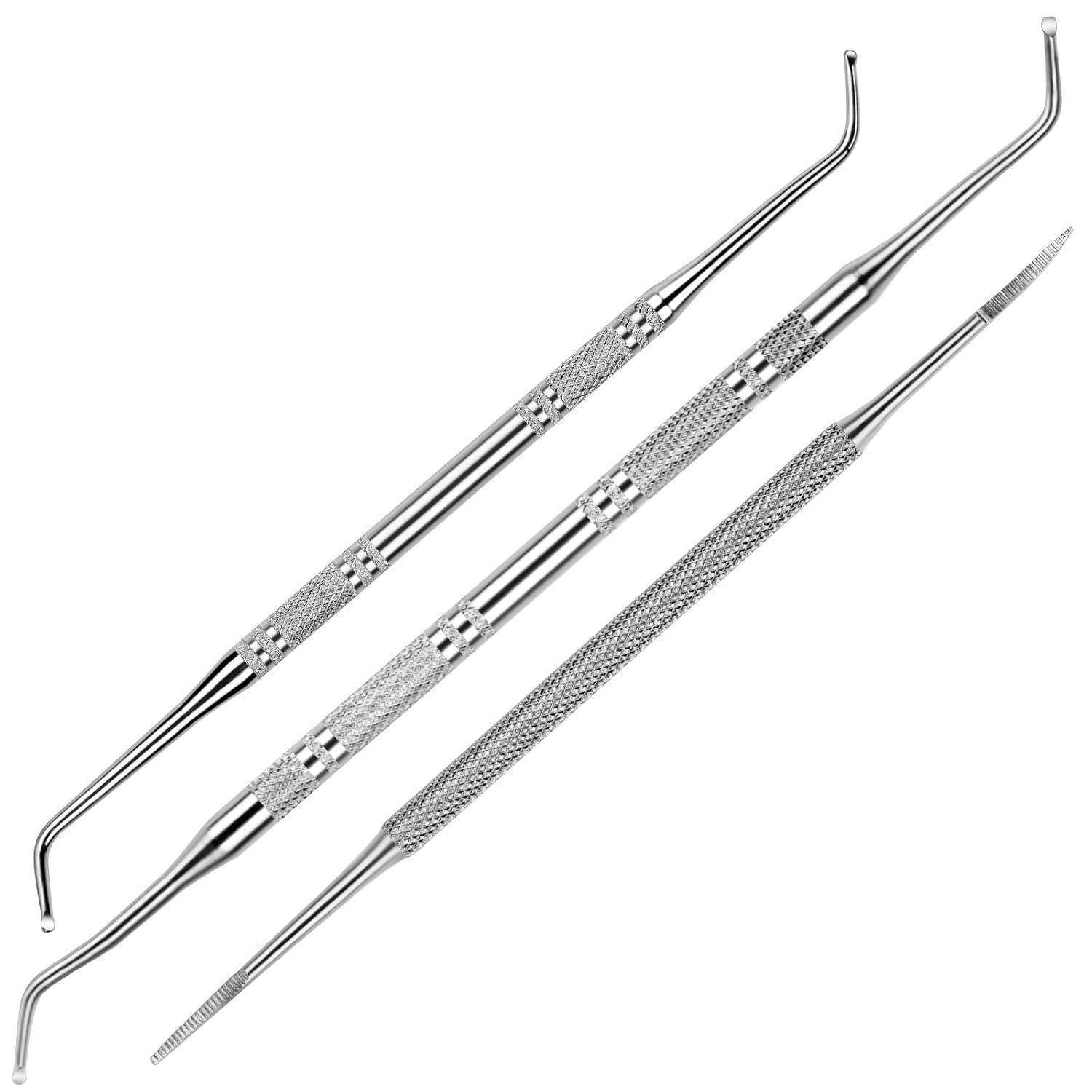 Drei Metall-Zahnreinigungsinstrumente mit strukturierten Griffen und gebogenen Enden, diagonal auf einem weißen Hintergrund angeordnet.