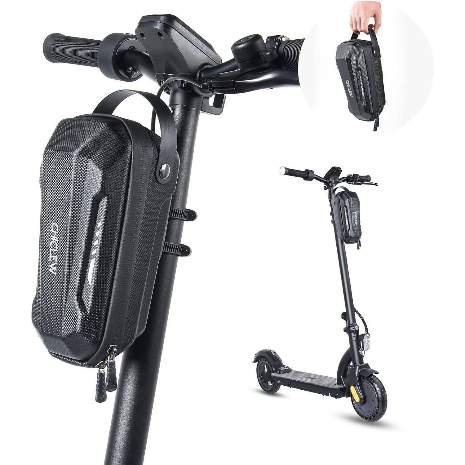 Elektrischer Roller mit einer abnehmbaren schwarzen Aufbewahrungstasche, die vorne angebracht ist. Die Tasche wird separat von einer Hand gehalten.
