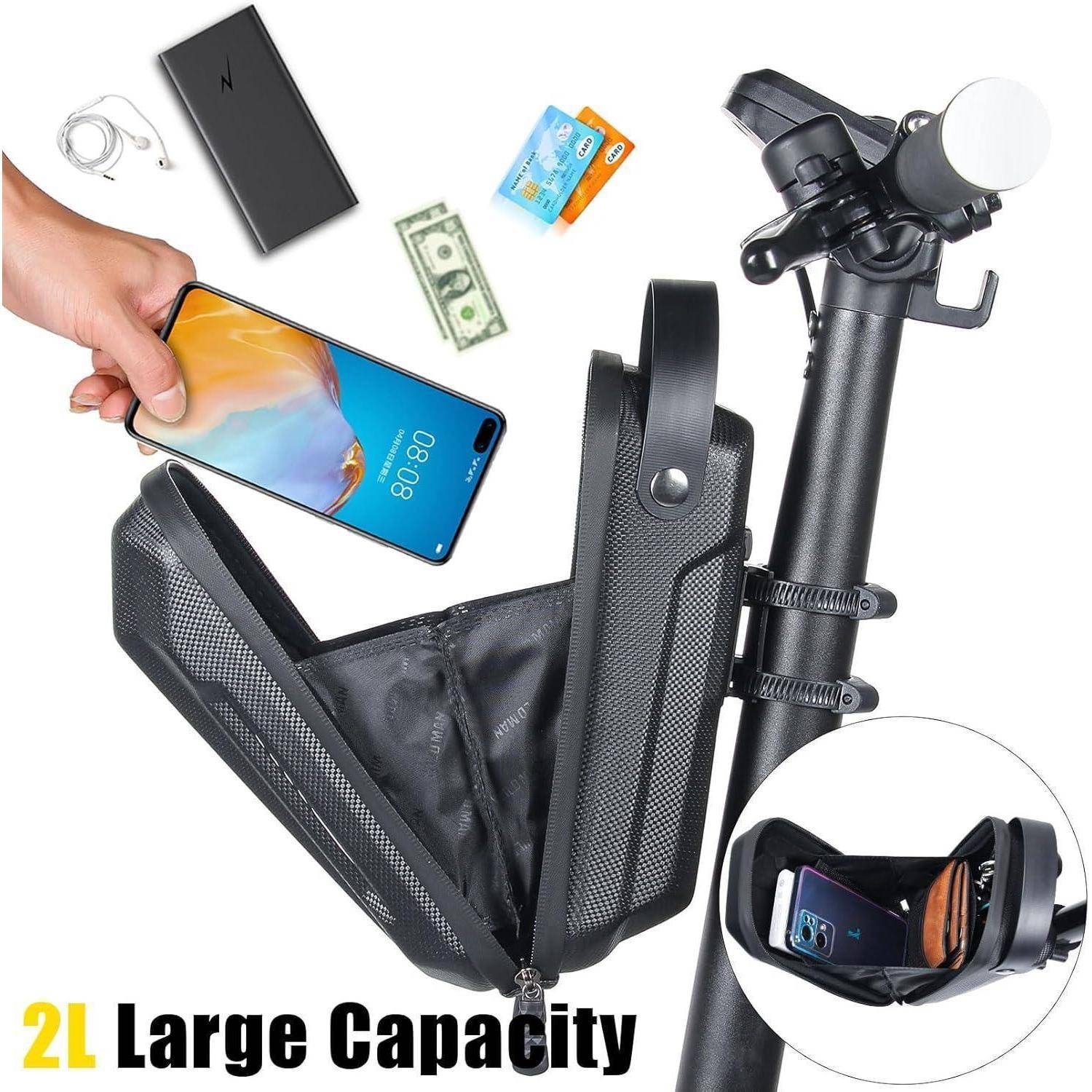 Eine schwarze Lenkertasche mit einem Fassungsvermögen von 2 Litern ist geöffnet und zeigt Gegenstände wie ein Telefon, Bargeld und Schlüssel. Sie lässt sich am Lenker eines Rollers befestigen.