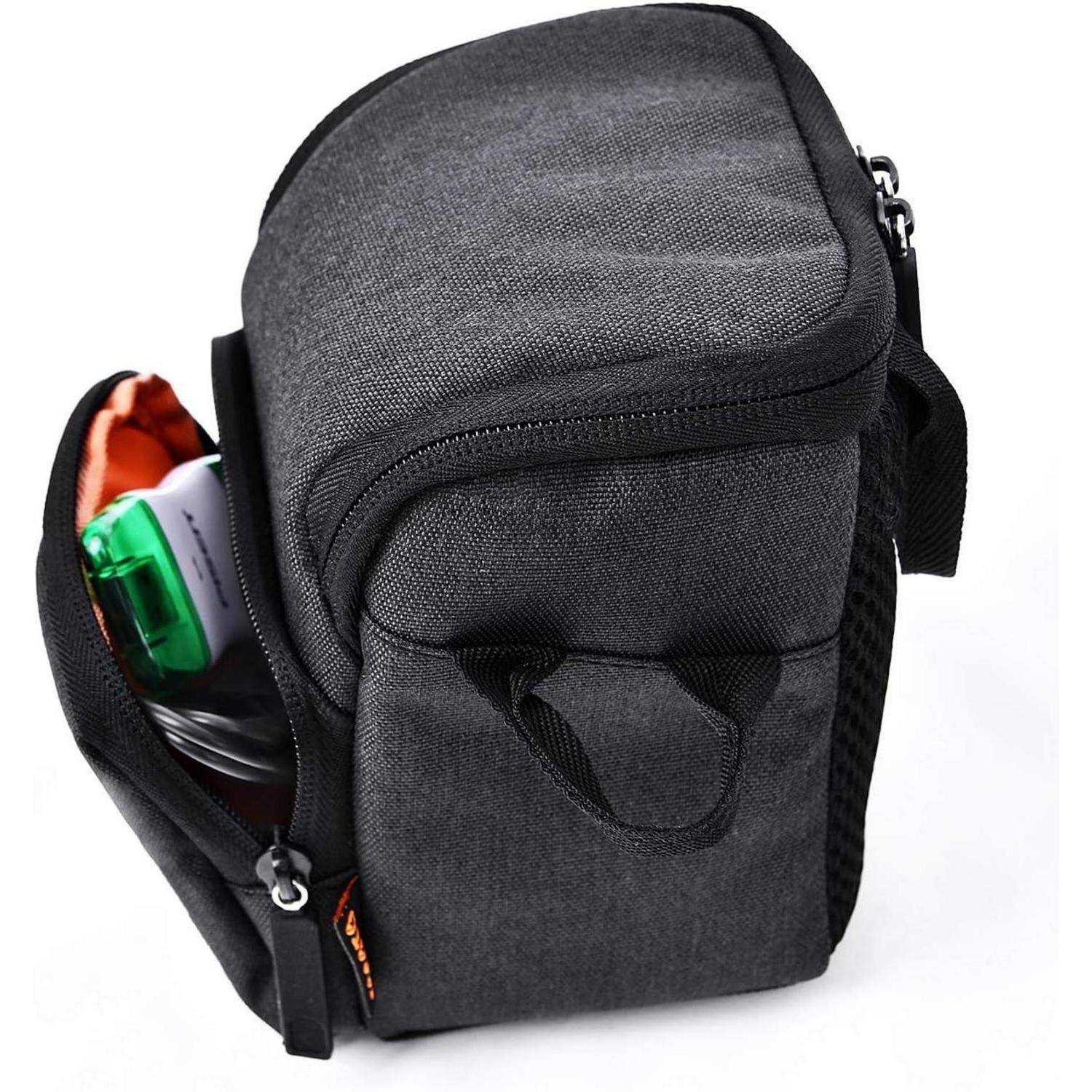 Eine schwarze Kamera-Tasche mit einer offenen Vordertasche, in der ein grün-weißes elektronisches Gerät sichtbar ist, vor einem weißen Hintergrund.