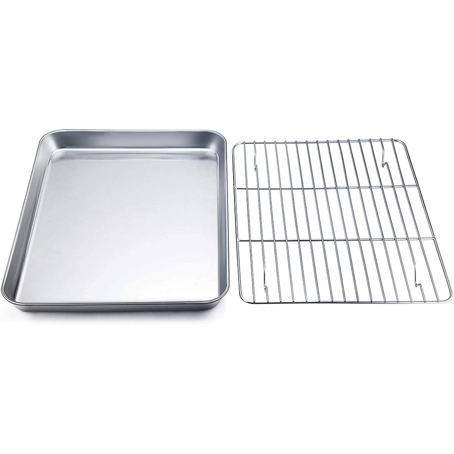 Ein Backblech und ein Metallkühlrost werden nebeneinander auf einer weißen Oberfläche platziert und zeigen ein Küchen-Backset.