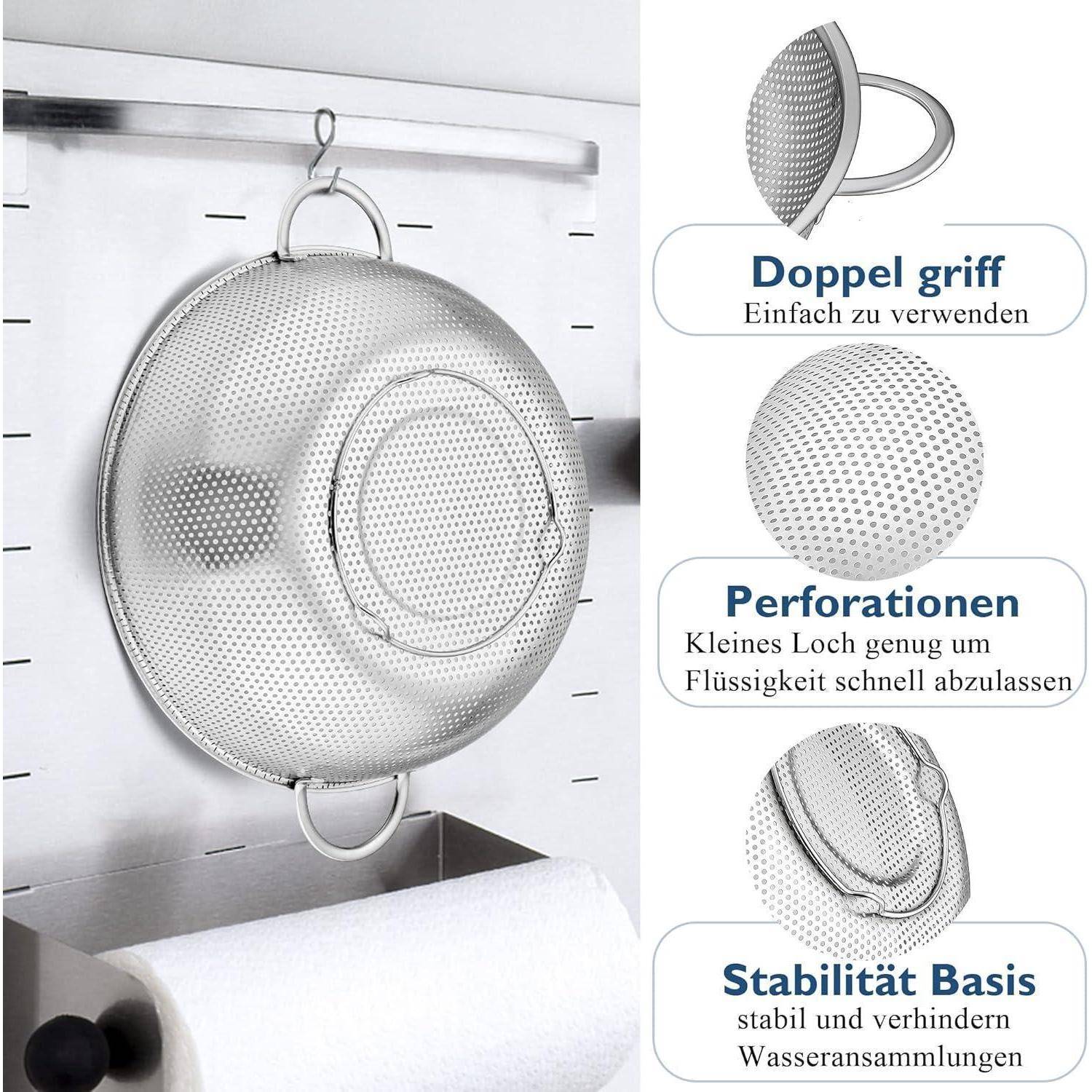 Ein Metallsieb mit zwei Griffen wird dargestellt. Zu den Merkmalen gehören feine Perforationen zum schnellen Ablaufen von Flüssigkeiten und eine stabile Basis, die die Wasseransammlung verhindert.