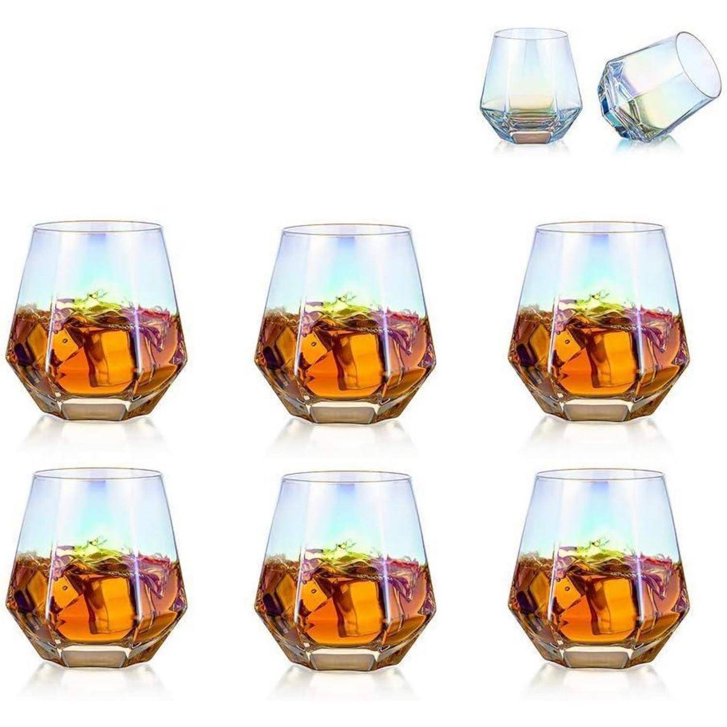 Sechs schillernde, geometrische Whiskygläser sind mit bernsteinfarbener Flüssigkeit gefüllt, während zwei leere Gläser in der oberen rechten Ecke erscheinen.