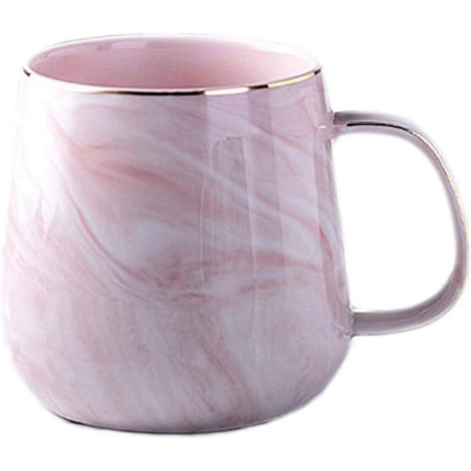 Eine Tasse aus Keramik mit Marmorierung in Rosa, einem goldfarbenen Rand und einem geschwungenen Henkel, vor einem einfarbigen Hintergrund.