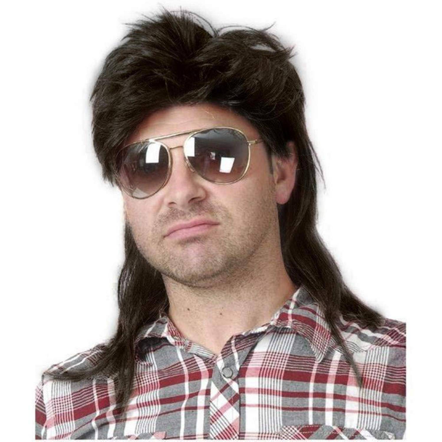 Mann mit Pilotensonnenbrille, kariertem Hemd und brauner Mullet-Perücke, der direkt in die Kamera blickt.