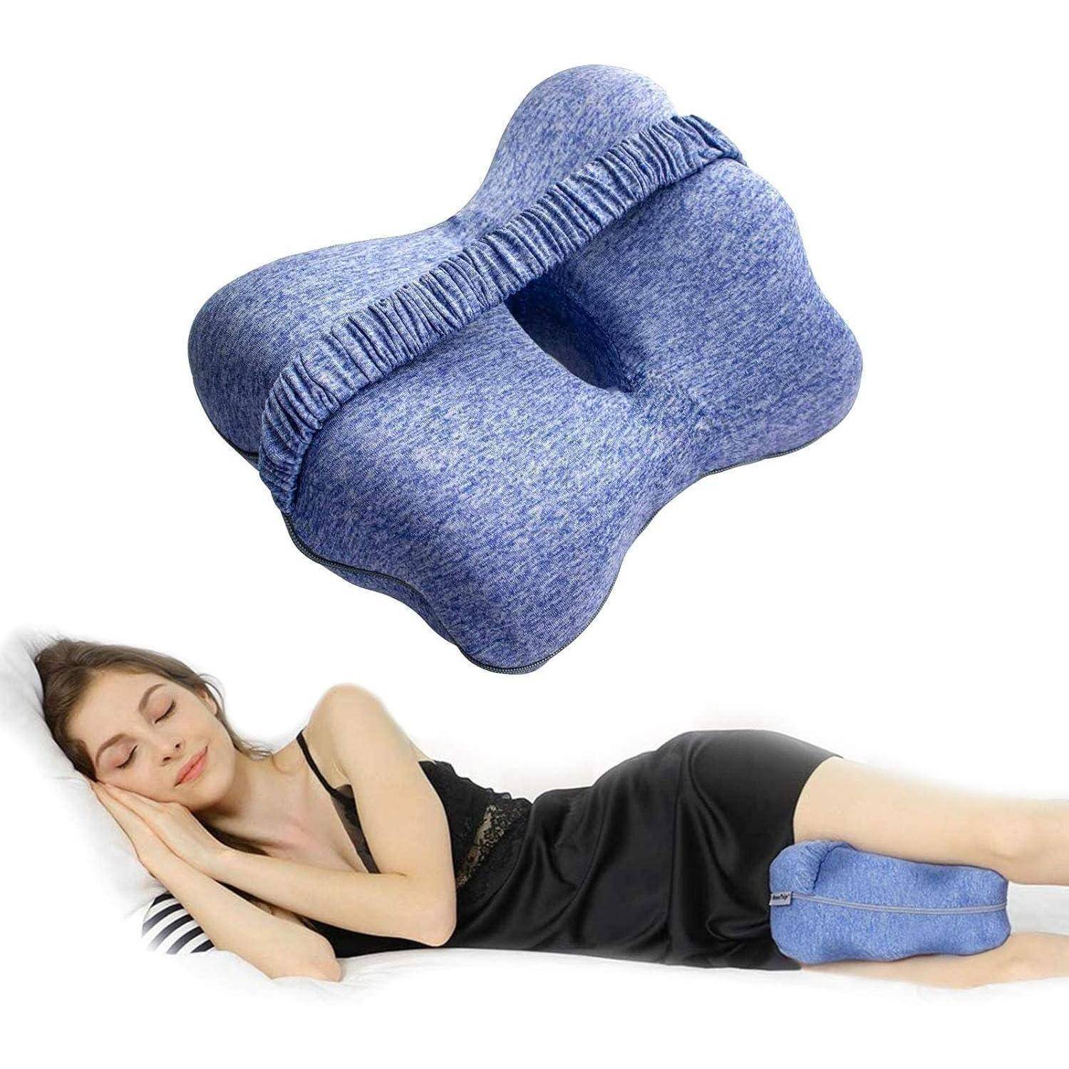 Eine Frau schläft auf der Seite mit einem blauen ergonomischen Kniekissen zwischen ihren Beinen. Ein zusätzliches Kissen wird oberhalb von ihr gezeigt.